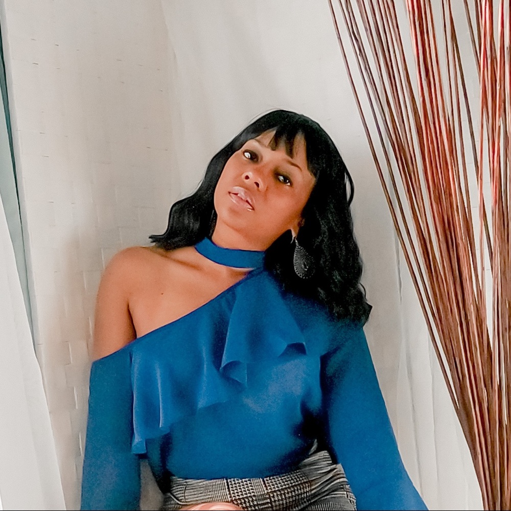 Choker cold shoulder blue top